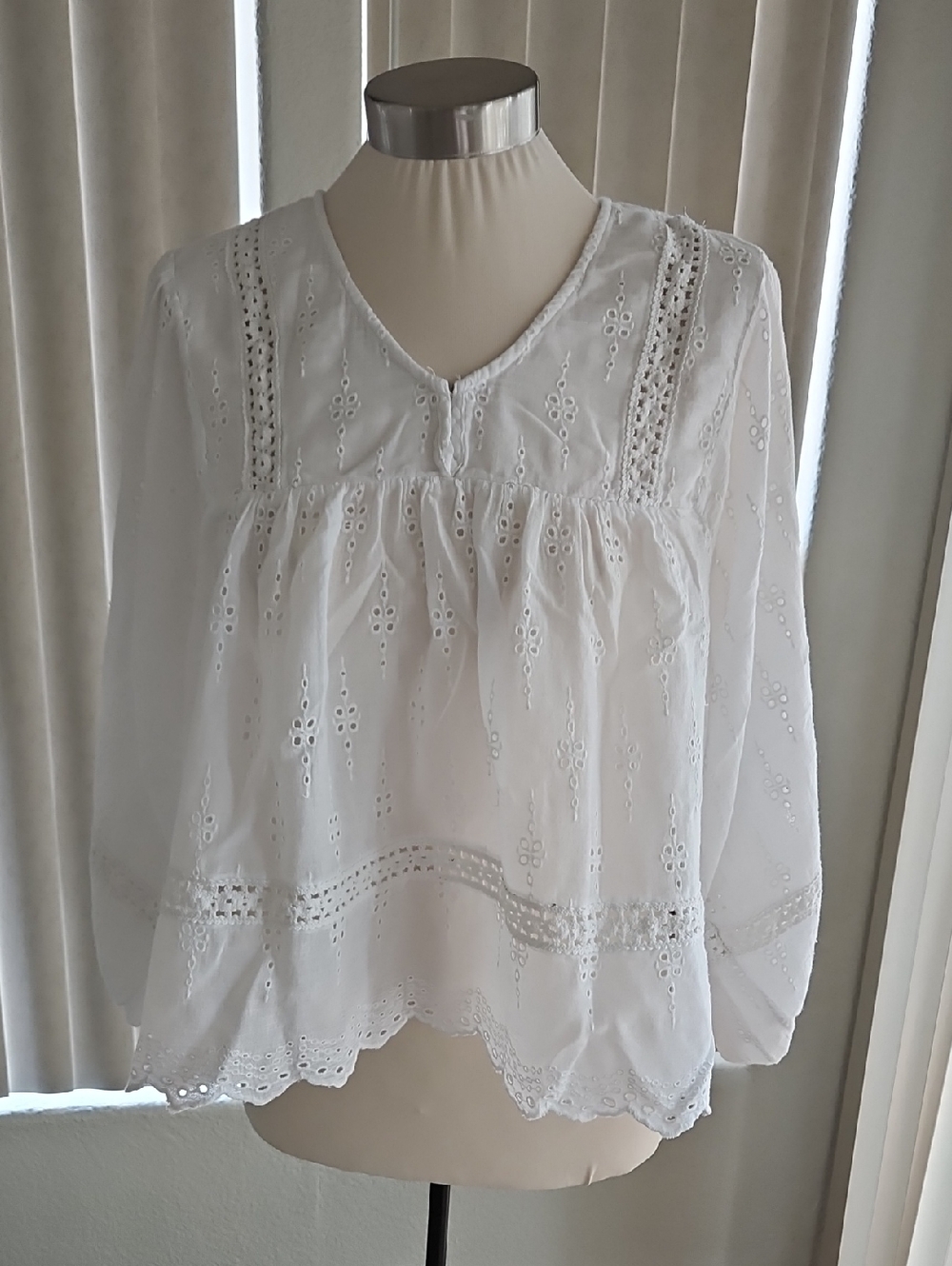 American Eagle Outfitters White Eyelet Lace Peasant Top